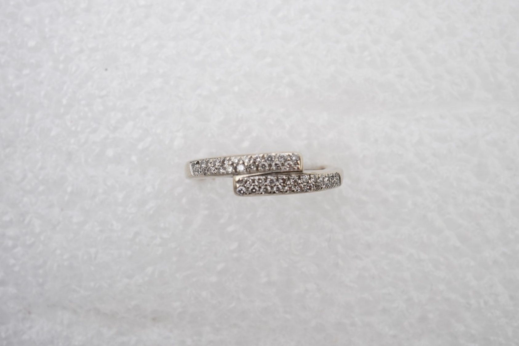 A diamond crossover ring